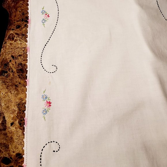 1960's Vintage Dresser/Table Scarf Hand Embroidered & Crocheted 12” X 33" - Picture 7 of 12